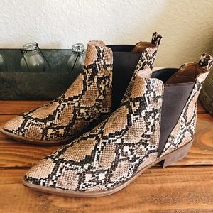 NWOT Steve Madden Jumble Snakeskin Pointed Bootie